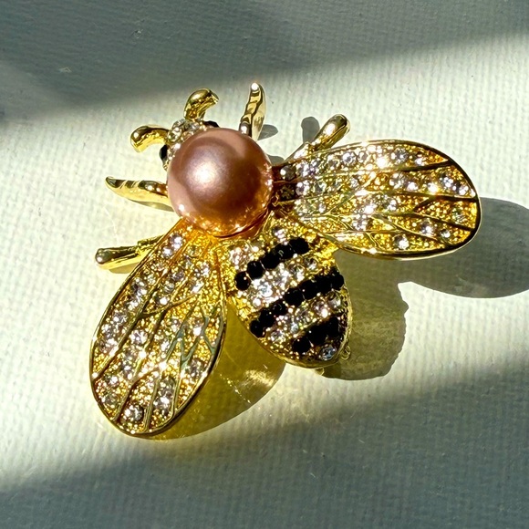 Crystal Pearl Bee Brooch Pin – Luxury Gold Insect Design - Picture 3 of 14